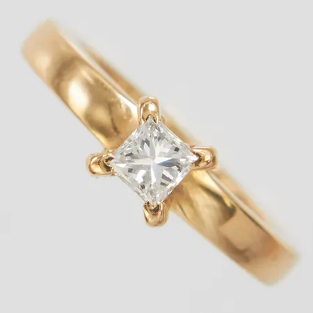 Enstensring Efva Attling Dolce Vita med princesslipad diamant 1 x ca.0,30ct, ca.TW/VS, Ø15½, personlig gravyr, repig, originaletui, 18K. Nypris 49000kr Vikt: 6,4 g