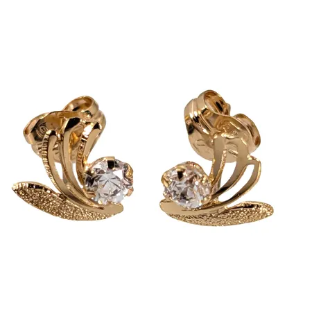 Örhängen, 18K guld, delvis matterad modell, vita stenar, örhängenas längd 7,5 mm, bredd 7 mm, originalploppar med tillverkarstämpel APJ, fint skick, stenar utan anmärkning Vikt: 0,7 g