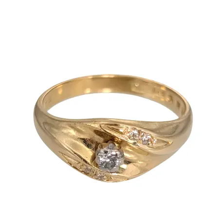 Diamantring, 18K guld, Diamanter 1x0,08ct + 4x0,005ct, BEH Bengt Hallberg Guldsmeds AB, Köping, svensk kontrollstämpel, Ø 17,0 mm, bredd 2,5 - 8 mm Vikt: 3,8 g