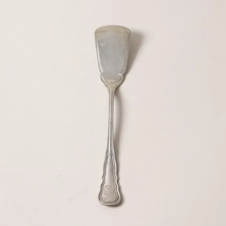 Serveringsspade, modell Hallbergs Chippendale, längd: 19cm, monogram, CG Hallberg, Stockholm år 1916, 830/1000 silver. Vikt: 56,6 g