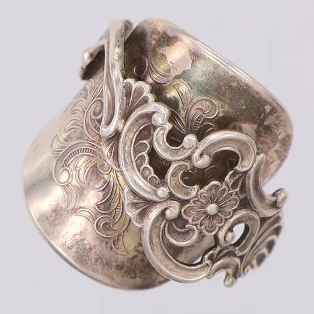 Ring gjord av sked stl 19, ca 27mm bred, kattfot, Silver 830/1000 Vikt: 9,7 g