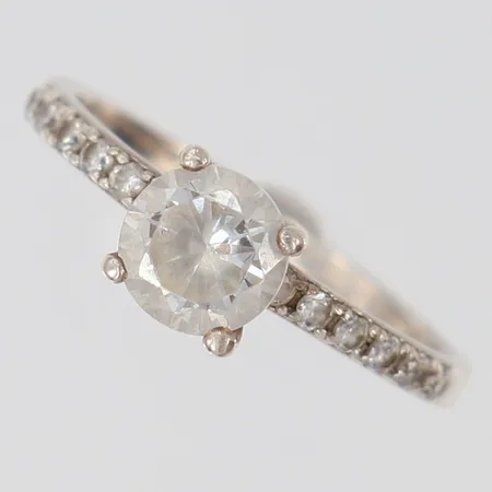 Ring med vita stenar, stl: 16¾, bredd 2-6mm, Silver 925/1000.  Vikt: 1,8 g