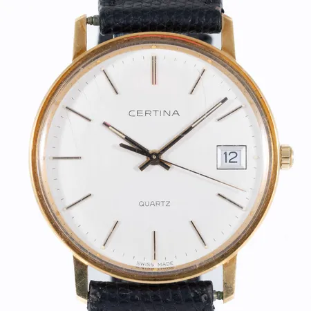Herrur Certina i 18K guld med svart läderband. Boett Ø 33,5mm, quartz, datum, repigt plastglas, torrt läderband med målarfärg, gravyr. Går ej - Batteribyte krävs? Bruttovikt: 28,6g.