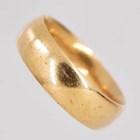 Ring, stl 17¼, bredd 5,9mm, personligt graverad, 18K Vikt: 6,9 g