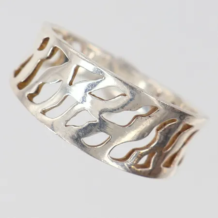Ring med genombruten dekor, stl: 17¾, bredd 3,5-8,5mm, Silver 925/1000.  Vikt: 2,6 g