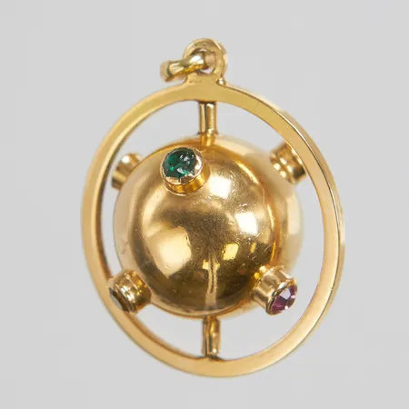 Hänge Sputnik med färgstenar, längd ca 31,5mm bredd 22mm, 18K. Vikt: 5,2 g