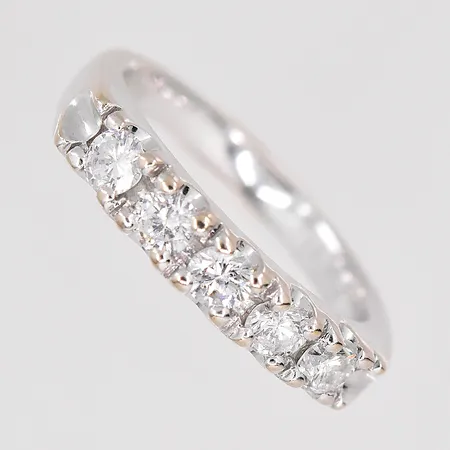 Ring vitguld, diamanter 0,50ctv enligt gravyr, stl 14¾, bredd 3,5mm, GFAB, 18K Vikt: 4 g