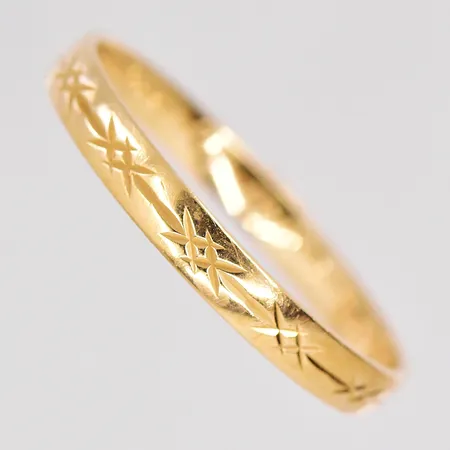 Ring mönstrad, stl 21¼, bredd 3mm, personlig gravyr, 18K Vikt: 2,7 g