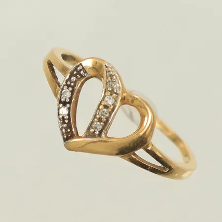 Ring hjärta med 5 diamanter ca 0,005ct/st, stl 16½ bredd 1-9 mm, 18K Vikt: 1,5 g