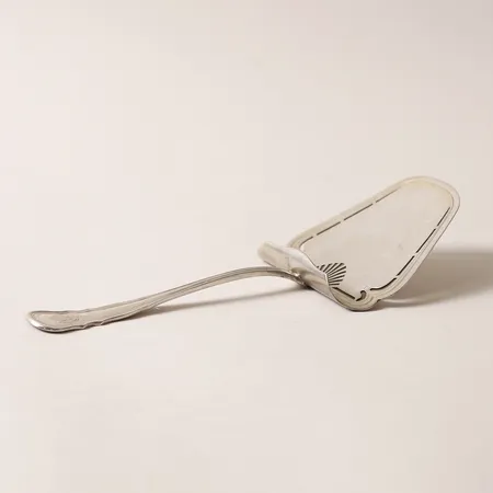 Serveringsspade, modell Hallbergs Chippendale, längd: 23,5cm, monogram, CG Hallberg, Stockholm år 1916, 830/1000 silver, Vikt: 117,6 g
