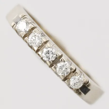 Ring med diamanter totalt 0,24ctv enligt gravyr, stl: 16¾, bredd: 3mm, Italien, svensk importstämpel, 18K vitguld Vikt: 2,8 g