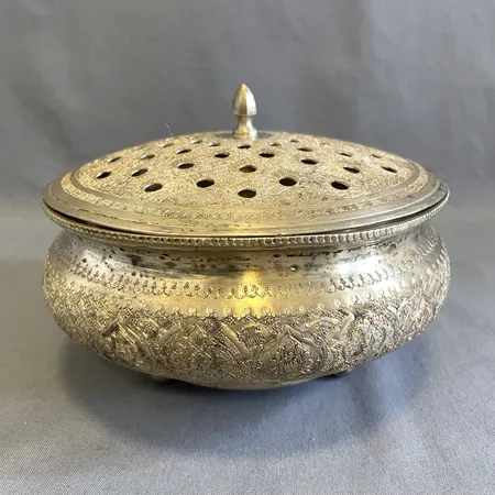 Skål å fot med lock, höjd ca 11-12cm, Ø17mm, persiskt silver Vikt: 582 g