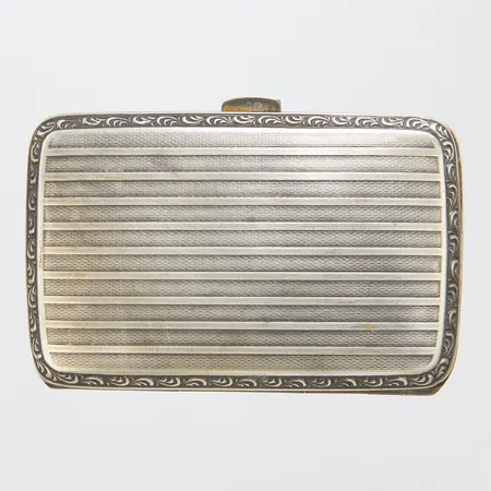 Etui med räfflad dekor samt förgylld insida, 80,2x51,5mm, missfärgat, repigt, bucklor, silver, 830/1000 Vikt: 36,4 g