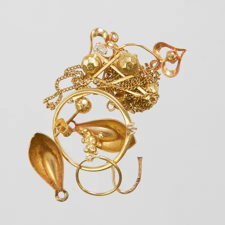 Diverse guld, skadat, defekt, udda, syntetiska stenar, 18K Vikt: 6,8 g