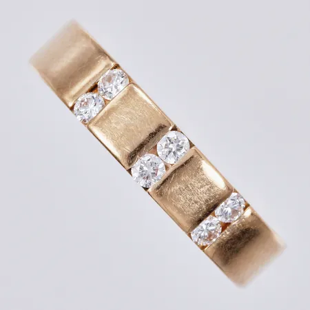 Ring med diamanter ca 6x0,05ct stl: ca 19¼ bredd: ca 4,5mm graverad 18K  Vikt: 8,4 g