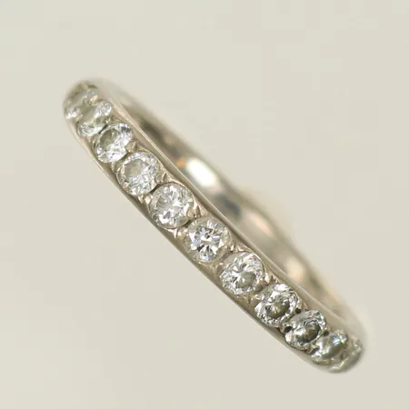 Ring vitguld med 11 diamanter 0,39ct enl gravyr, stl 15½ bredd 2,5mm, 18K Vikt: 3,2 g