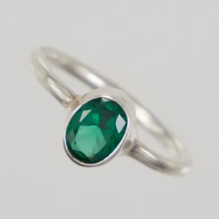 Ring med grön sten stl 18¼, bredd 2-8mm, ostämplad silver Vikt: 2,7 g