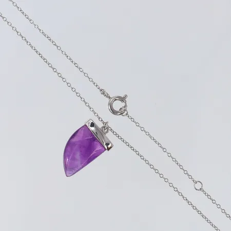 Collier med integrarat lila sten, längd 43,5-46,5cm, bredd 1,1-10mm, Silver 925/1000. Vikt: 2,9 g