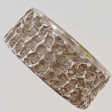 Ring med dekor, stl: 21¼, bredd 10,5mm, Silver 925/1000.  Vikt: 12,2 g
