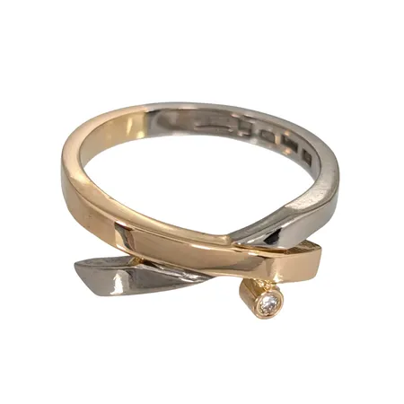 Diamantring, 18K guld, tvåfärgad modell, Diamant 0,015ct, Guldsmed Björn Nilsson AB (GBON), Kristianstad, Ø17¼ mm, bredd 2,3 - 7 mm Vikt: 4,9 g