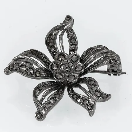 Brosch Blomma i silver (830/1000) med markasiter. Det är 32 x 33,5 mm och väger 7,3g.