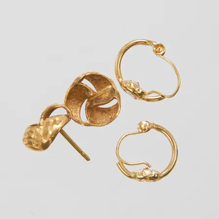 2 par Örhängen, skeva, saknar snurrebussar, syntetiska stenar, 18K Vikt: 2,1 g