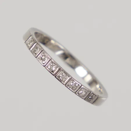 Ring halvallians med diamanter 6 x ca 0,01ct, bredd 2mm, vitguld 18K  Vikt: 2,1 g