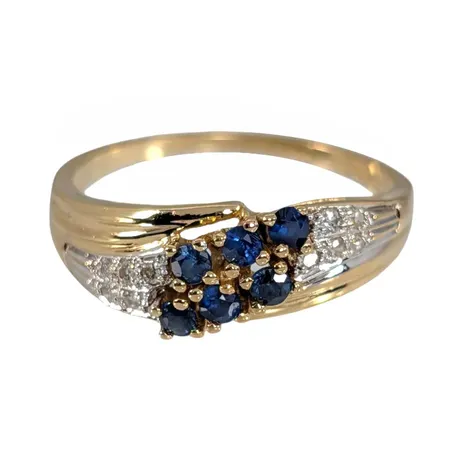 Diamant - och Safirring, 18K guld, Diamanter 10 x 0,007ct - stämplat på skenans insida, Safirer 6 st, svensk kontrollstämpel, Ø17¼ mm, bredd 1-6 mm, fint skick, stenar utan anmärkning Vikt: 2,8 g