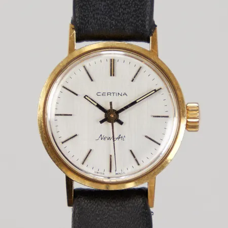 Damur Certina New Art, manuell referensnummer 348.3810.68, band ej original, lås doublé, repor på glas, gravyr, 18K. Bruttovikt: 16,6g