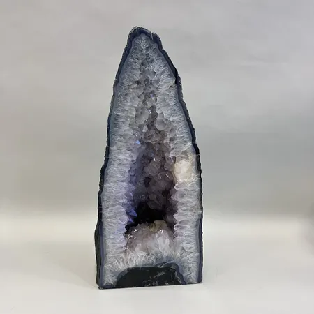 Ametist- Bergkristallgrotta, höjd 53cm, bredd 6-23cm, 19cm djup, ca 22kg. Specialfrakt, kontakta pantbankskontoret för mer information.