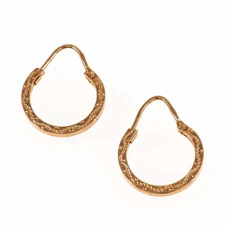 Creoler Ø 13,5 mm i 18K guld. De är 17 mm långa, 1,5 mm breda och väger 0,9g.