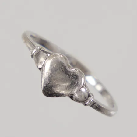 Ring med hjärta stl 17½, bredd 1,4-7mm, 925/1000 silver Vikt: 1,3 g