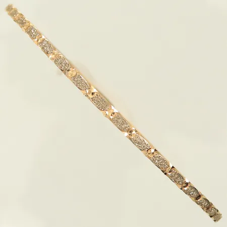 Armring med mönster, innermått ca 60x62mm bredd 2mm, ojämn skena 18K  Vikt: 3,9 g