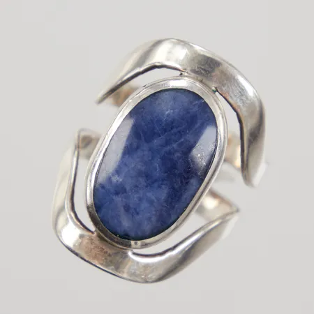 Ring med blå sten, ställbar storlek ca stl 18-21, bredd 10,5-27,1mm, något skev, 925/1000 silver,  Vikt: 9 g