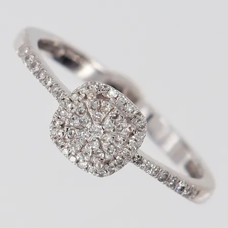 Ring med diamanter ca 58 x 0,0025-0,005ct, stl 19, bredd ca 2,4-7,5mm, vitguld, Guldfynd, 18K Vikt: 3,4 g