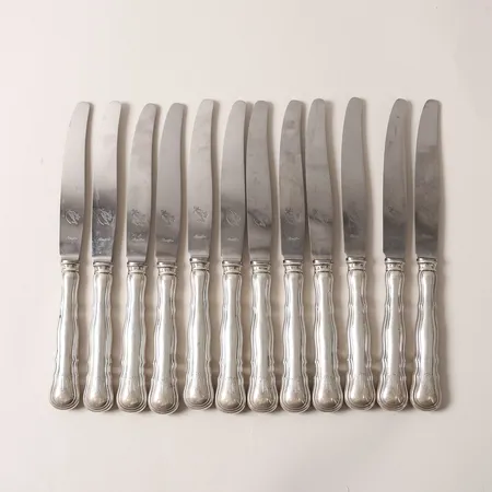 12 Matknivar, modell Hallbergs Chippendale, längd: 24,5cm, monogram, blad i rostfritt stål, CG Hallberg, Stockholm år 1916, 830/1000 silver, bruttovikt: 820,7g.