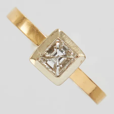 Ring med Asscherslipad diamant 1 x ca.0,40ct, ca.SI, Ø16½, bredd: 2,1-6,2mm, fattning i vitguld, fattningen försvårar gradering av diamantens färg, 18K Vikt: 2,9 g