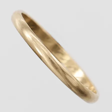 Ring stl 18¾, bredd 2mm, gravyr, 18K Vikt: 1,7 g