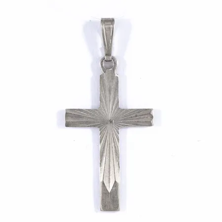 Hänge Kors i silver (835/1000). Det är 17,5 mm brett, 38,5 mm långt inkl. ögla och väger 1,9g. Nött spetsögla.