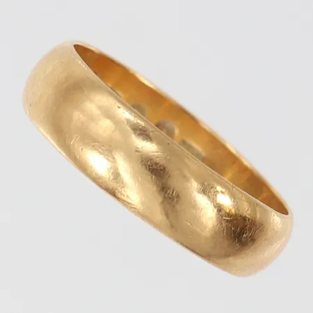 Ring slät, stl 20, bredd ca 6mm, repig, gravyr, 18K Vikt: 6,9 g