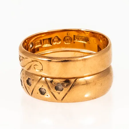 Diverse graverat guld i 18K. Vikt: 7,8g.