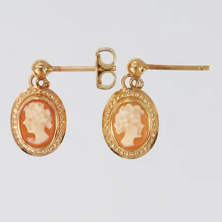 Ett par örhängen Camé, längd 16mm, bredd ca 9mm, en snurrebuss saknas, snurrebuss i metall, 18K Vikt: 1,4 g