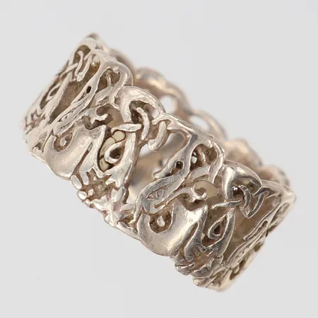 Ring med genombruten dekor, stl: 22½, bredd 12mm, bucklig/skev, Silver 925/1000.  Vikt: 10,4 g