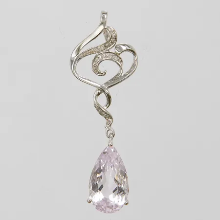 Hänge med en kunzit ca.17x9,50mm samt diamanter 17 x ca.0,0025-0.005ct, 8/8-slipade, 50x16,7mm, något skevt, vitguld, 9K Vikt: 4,7 g