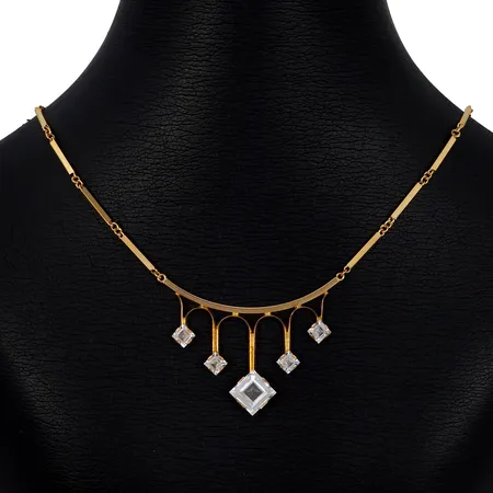 Collier, 18K guld, integrerat hänge med Bergkristaller 4x4 - 8x8 mm, otydlig tillverkarstämpel, svensk kontrollstämpel, längd 40,0 cm, bredd 1,3 - 26 mm, fint skick, stenar utan anmärkning Vikt: 8,2 g