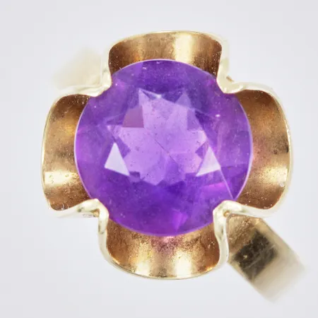 Ring med lila sten stl: ca 17¼ bredd: ca 3-14mm 14K bruttovikt Vikt: 3,4 g