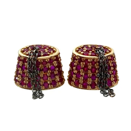 Örhängen, 18K guld, naturliga Rubiner, Zoughaib & Co, total längd inkl. kedja 30 mm, örhängenas bredd 15 mm, originalploppar, fint skick Vikt: 7 g