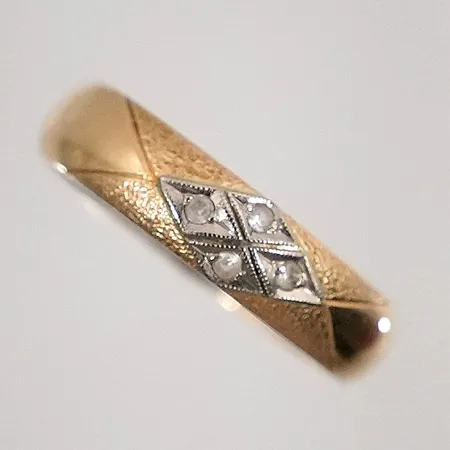 Ring med 4st vita stenar stl: 19½ bredd: 5.1mm  18k 5,9g Vikt: 5,9 g