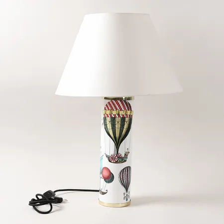 Bordslampa, Piero Fornasetti för Svenskt tenn, "Palloni", polykrom dekor av luftballonger mot vit fond, med ljus textilskärm, lampsockelfäste något sned, ej funktionstestad.