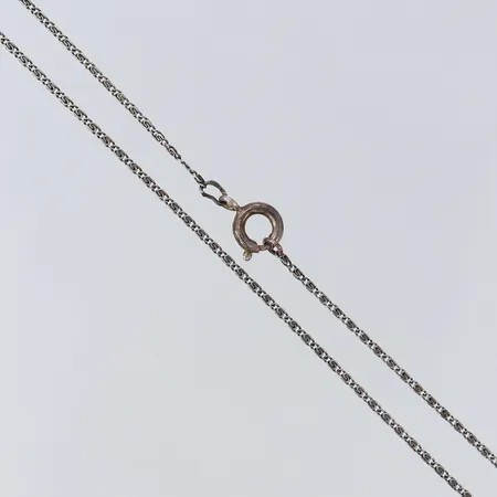 Kedja, längd 46cm, bredd ca 1,2mm, något buckligt vid lås, silver  Vikt: 1,9 g